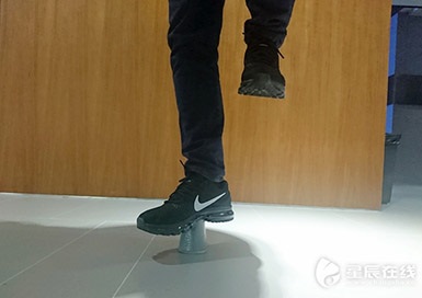 你信吗？成年人可在水面上站立 军民融合用科技将幻想变成现实