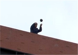 只因为涂了它：鸡蛋比“石头”硬 纸杯能撑起个人